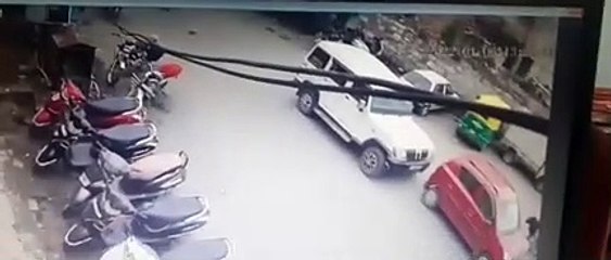 रफ्तार में कैम्पर ने दस दुपहिया वाहन टूटे