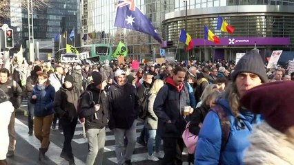 Belgas protestam contra medidas anticovid