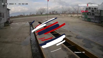 Kamyonet ikiye bölündü! Feci kaza kamerada