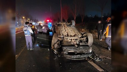 전주에서 음주운전 차량 전봇대 들이받고 전복 / YTN