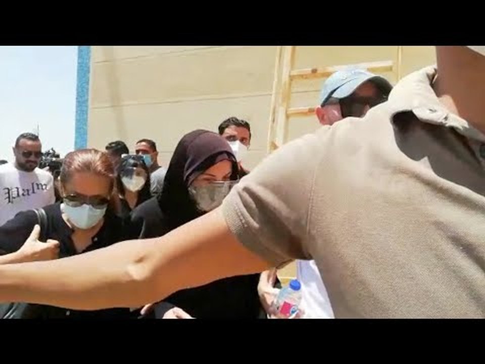 ميرفت أمين ودرة يصلان لتشييع جثمان دلال عبدالعزيز