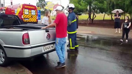 Casal fica ferido após forte colisão de trânsito na Rua Itália, em Cascavel