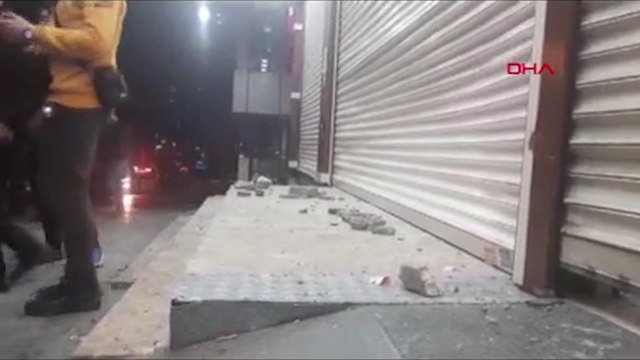 Esenyurt'ta öfkeli grup iş yerinin camlarını taşladı