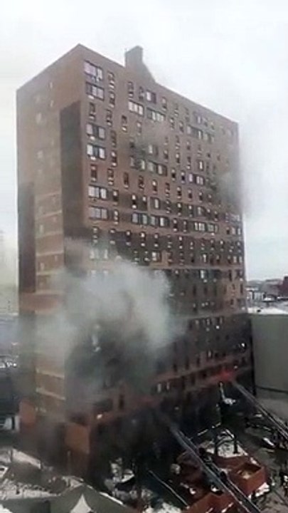 USA : Un des pires incendie de l'histoire de New York éclate dans une tour du Bronx : Au moins 19 morts et des dizaines de blessés Des centaines de pompiers sont mobilisés sur place - Vidéos