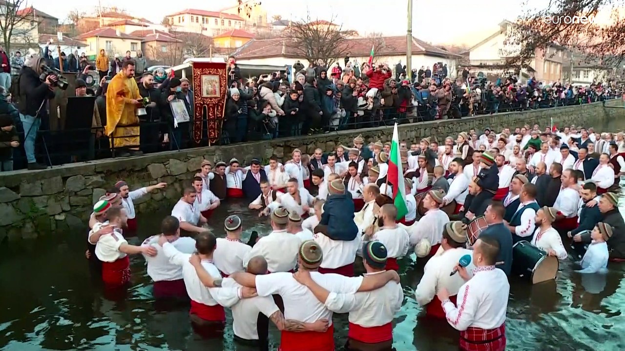 Tauchen, Männertanz und Königsparade: Epiphanie in Europa
