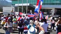 Padres negacionistas de la covid protestan en Costa Rica contra la vacunación infantil
