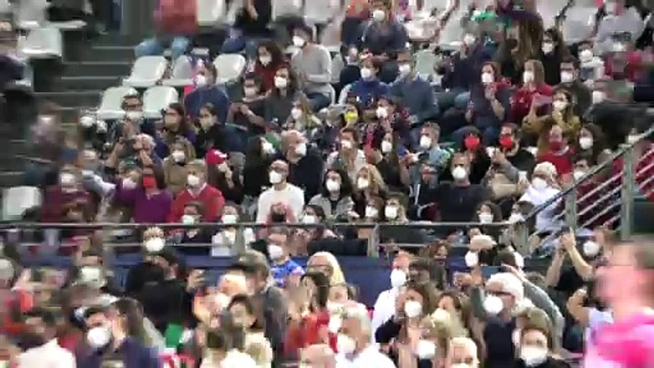Pallavolo femminile, Mattarella accolto da un'ovazione e da uno striscione: "Grazie Presidente"