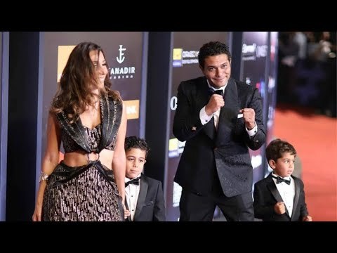 آسر ياسين يقلد علي كلاي مع طفليه وزوجته على ريد كاربت مهرجان الجونة