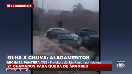 Imagens registram carros ilhados em ruas alagadas. Cerca de 59 milímetros de chuva foram registrados na região. #BrasilUrgente