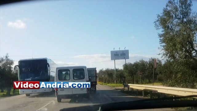 Andria: olive sulla carreggiata, strada troppo stretta, sorpassi pericolosi altri problemi sulla provinciale per Bisceglie - VIDEO