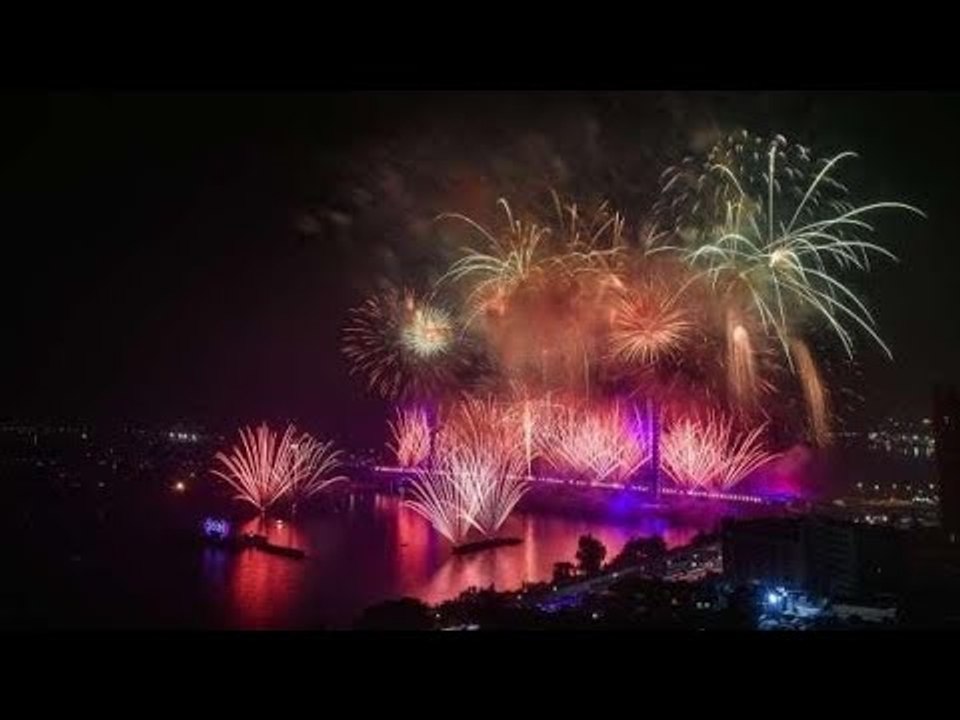 أضواء وألعاب نارية احتفالات عالمية بالعام الجديد على كوبري تحيا مصر
