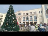 محطة مصر تتزين بشجرة الكريسماس.. والمواطنون يلتقطون سيلفي معها