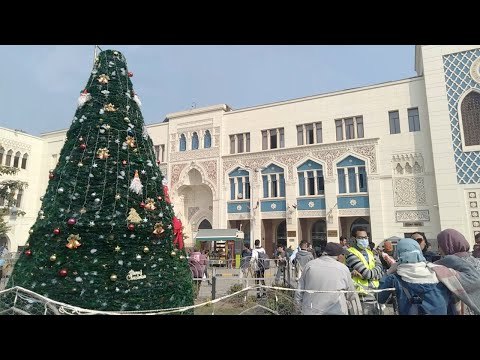 محطة مصر تتزين بشجرة الكريسماس.. والمواطنون يلتقطون سيلفي معها
