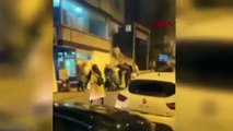 Taciz edilen genç kızın yakınları tacizciyi sokak ortasında dövdü