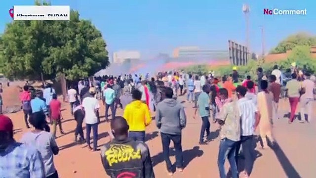 شاهد: متظاهرون سودانيون في مواجهة قوات الأمن وهي تطلق الغاز المسيل للدموع عليهم