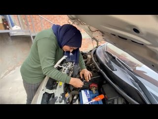 سارة تساعد والدها في ورشة الميكانيكا: طورت من الشغل