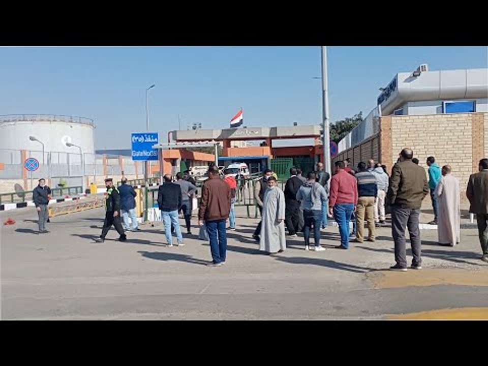 أسر ضحايا حادث العمرة يتسلمون الجثامين من قرية البضائع بمطار القاهرة