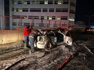 Yangını fark edip otomobilden inen 4 kişilik aile ölümden döndü