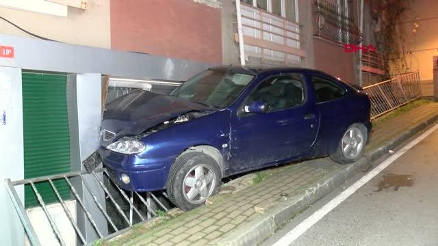 İSTANBUL-KADIKÖY'DE DEMİR KORKULUKLARI AŞAN OTOMOBİL BİNANIN DUVARINA ÇARPARAK ASILI KALDI