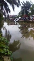 Proses evakuasi mobil yang masuk dam anak sungai samping politeknik negeri sriwijaya palembang