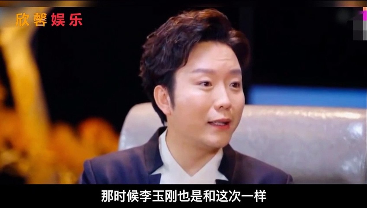 李玉刚行为惹争议，在大雪中下跪思念去世父亲，衣衫单薄大露肚皮