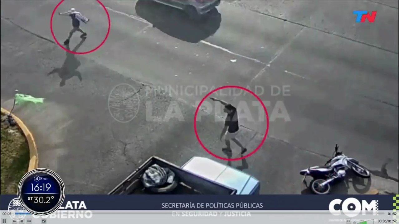 LE ROBARON LA MOTO, PERSIGUIÓ A LOS LADRONES, LES PEGÓ DOS TIROS Y LOS DETUVO  Ocurrió en La Plata