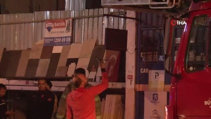 Ataşehir'de yangında komşuları dumandan etkilenirken, sosyal medyada yayın yaptı