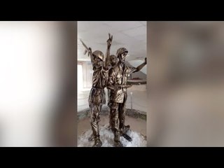 بأقل الإمكانيات  .. الأبواب المتهالكة تتحول للوحات تجسد تراث شعبي