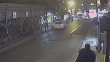 Fatih'te motosikletlere çarpan otomobil kasaba girdi