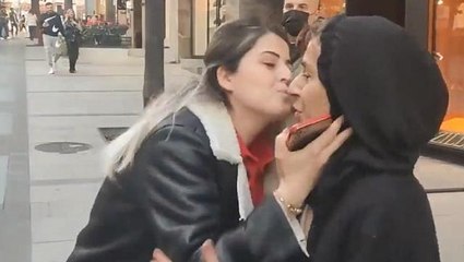 Maskesiz dolaşan Yıldız Tilbe, kadın hayranı kendisini öpmeye çalışınca ne yapacağını bilemedi