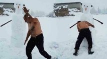 Dondurucu soğukta soyundu, kardan adamla güreşti