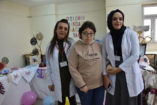 OTİZMLİ HİLAL NUR, İLK KİŞİSEL SERGİSİNİ AÇTI