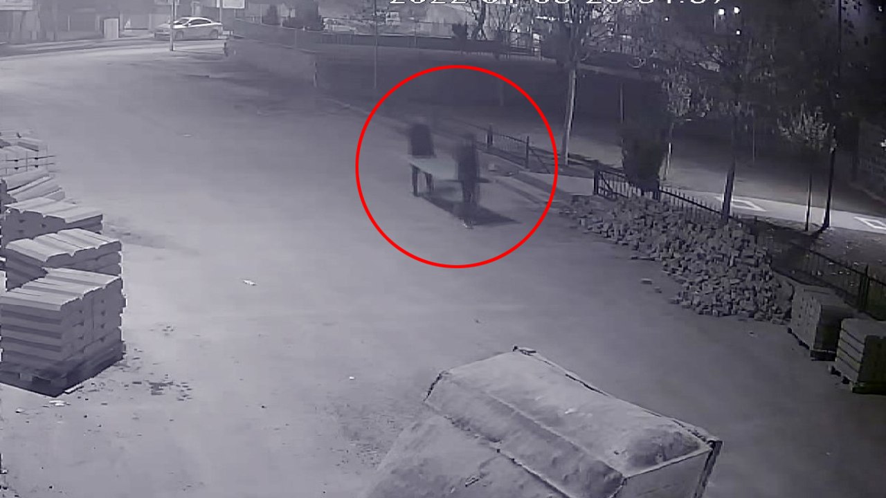 İlkokulun bahçe kapısının çalınması kamerada