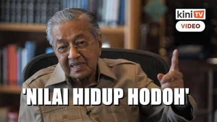'Perasaan malu sudah hilang, diciumlah tangan Najib' - Dr M