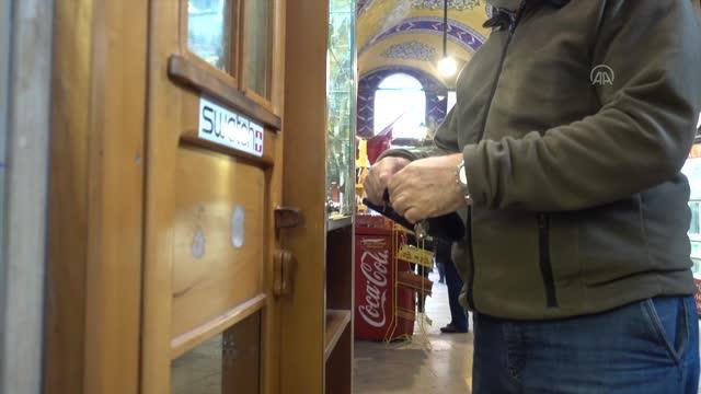 50 santimetrekarelik dükkanda zamana ayar veriyor
