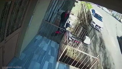 Bu videoya yürek dayanmaz! 5 yaşındaki çocuk balkondan düştü: O anlar kamerada