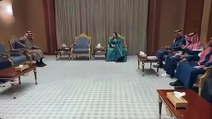 شاهد: جلوس رهف القحطاني في صدر المجلس بين عدد من الرجال