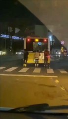 İETT OTOBÜSÜNE TUTUNARAK YOLCULUK YAPAN PATENLİLERE CEZA