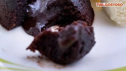 Petit gateau com chocolate em pó