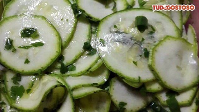 Salada de abobrinha crua