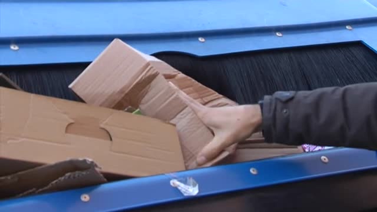 Contenedores abarrotados de envoltorios y cajas de los regalos de Reyes