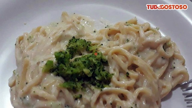 Molho branco com requeijão e brócolis