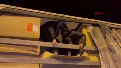 KAÇAK GÖÇMENLER, GİZLİCE BİNDİKLERİ TIR DORSESİNDE YAKALANDI