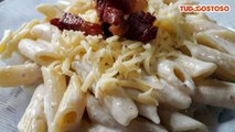 Macarrão de molho branco com bacon e queijo