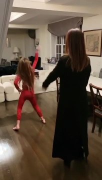 Hilaria Baldwin com a filha mais velha, Carmen
