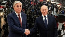 Kazakistan Cumhurbaşkanı Tokayev'in halka sesleniş konuşmasını Rusça yapması ve Putin'e teşekkürü gündem oldu