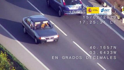 VÍDEO: ¡estos reflejos no valen! Se pone el cinturón cuando ve que la pueden multar