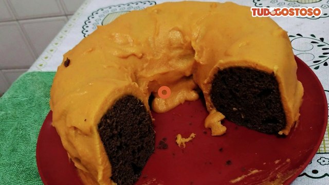 Bolo de chocolate com cobertura de cenoura