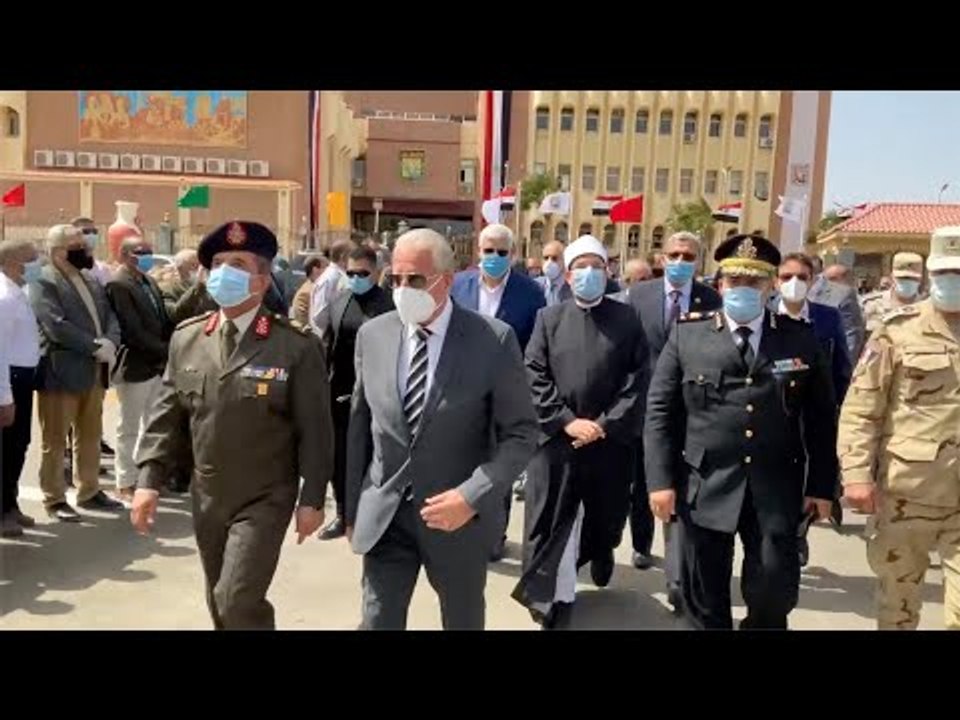 فودة وعدد من الوزراء يضعون الزهور على النصب التذكاري إحياء لعودة طابا