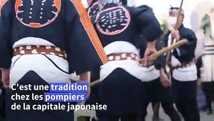 Tokyo: démonstration acrobatique des pompiers pour la parade du Nouvel An